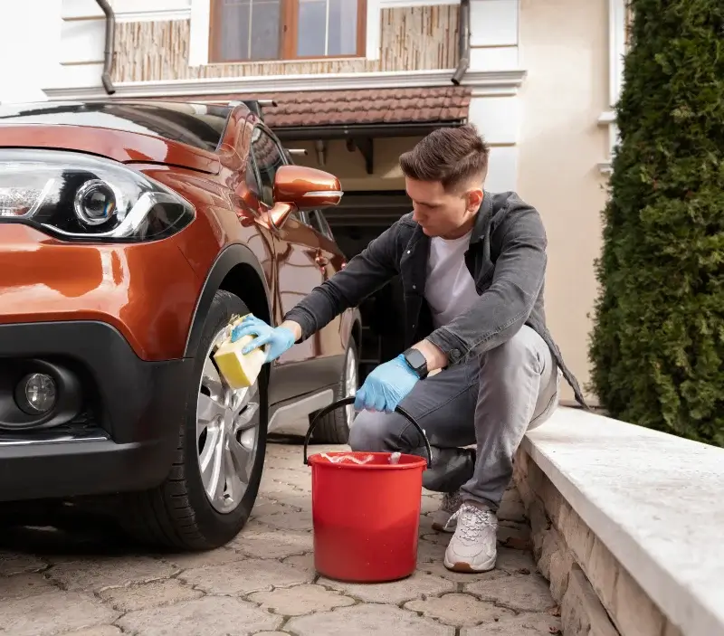Lavage auto à domicile Hôpital-Camfrout : professionnel intervenant sur un véhicule